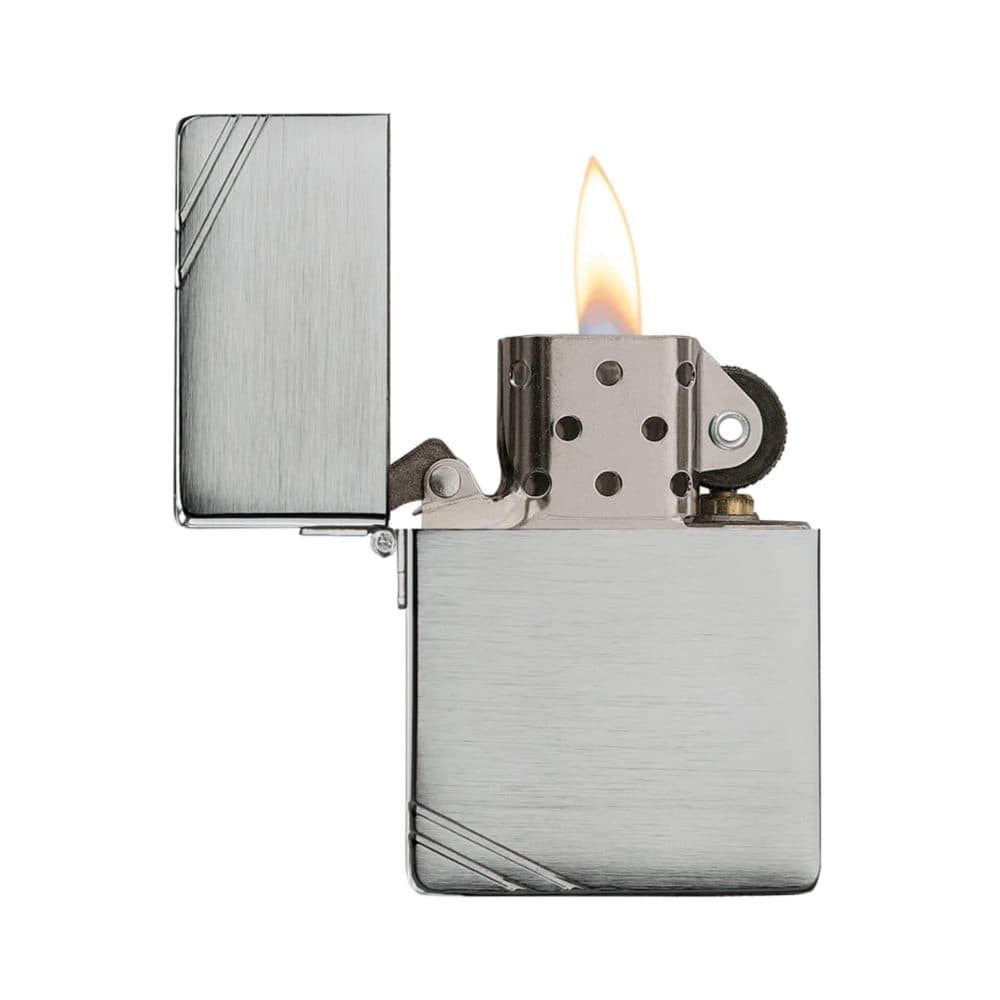 تصویر فندک Zippo مدل 1935 Replica with Slashes با طراحی کلاسیک و بدنه فلزی براق