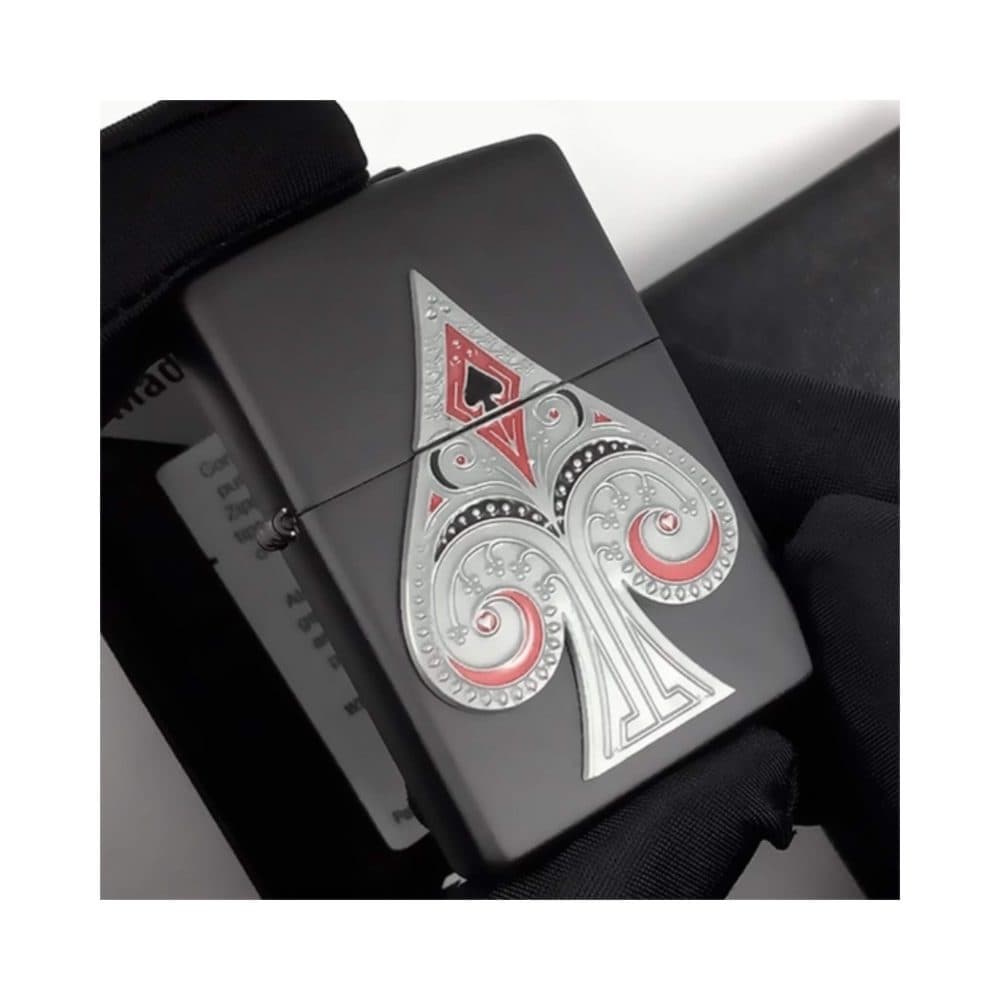 تصویر فندک Zippo مدل Ace of Spades Emblem با طرح برجسته آس پیک روی بدنه فلزی براق