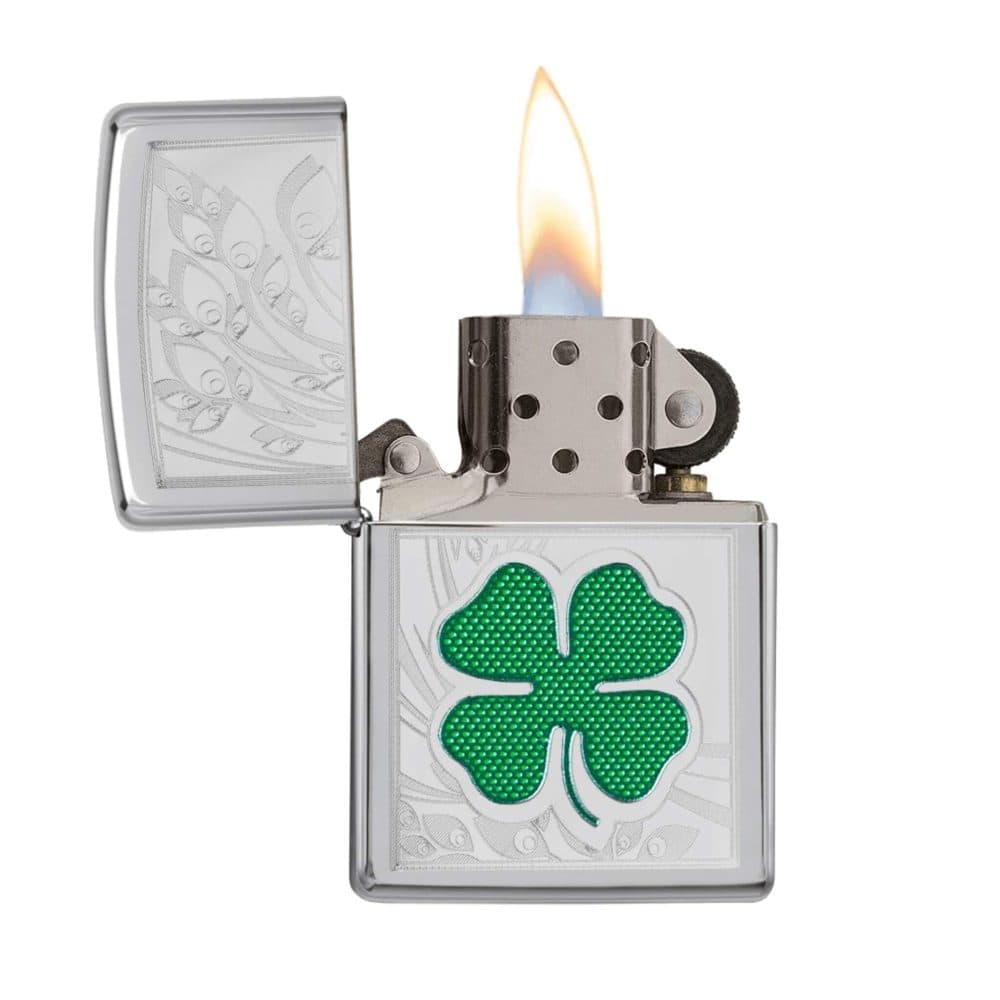 تصویر فندک Zippo مدل Clover Design با طرح شبدر چهاربرگ روی بدنه براق نقره‌ای