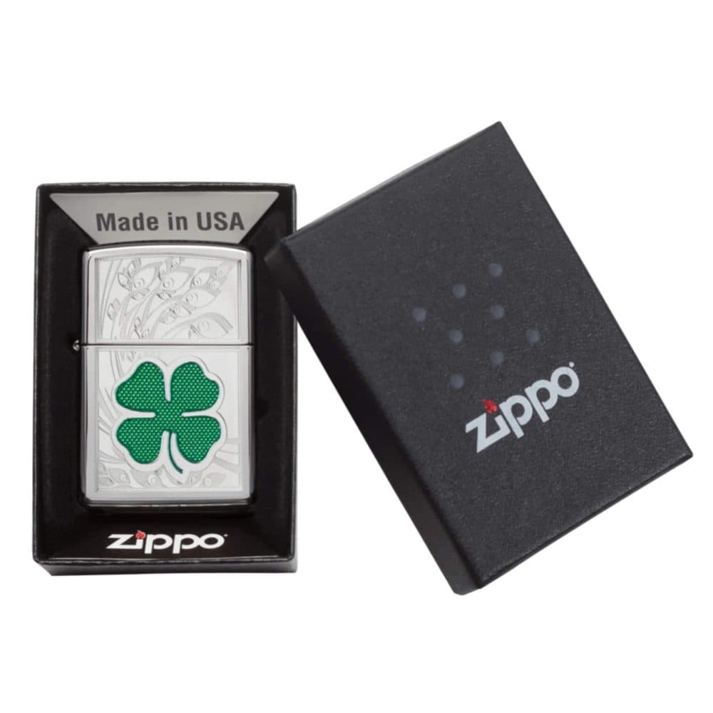 تصویر فندک Zippo مدل Clover Design با طرح شبدر چهاربرگ روی بدنه براق نقره‌ای