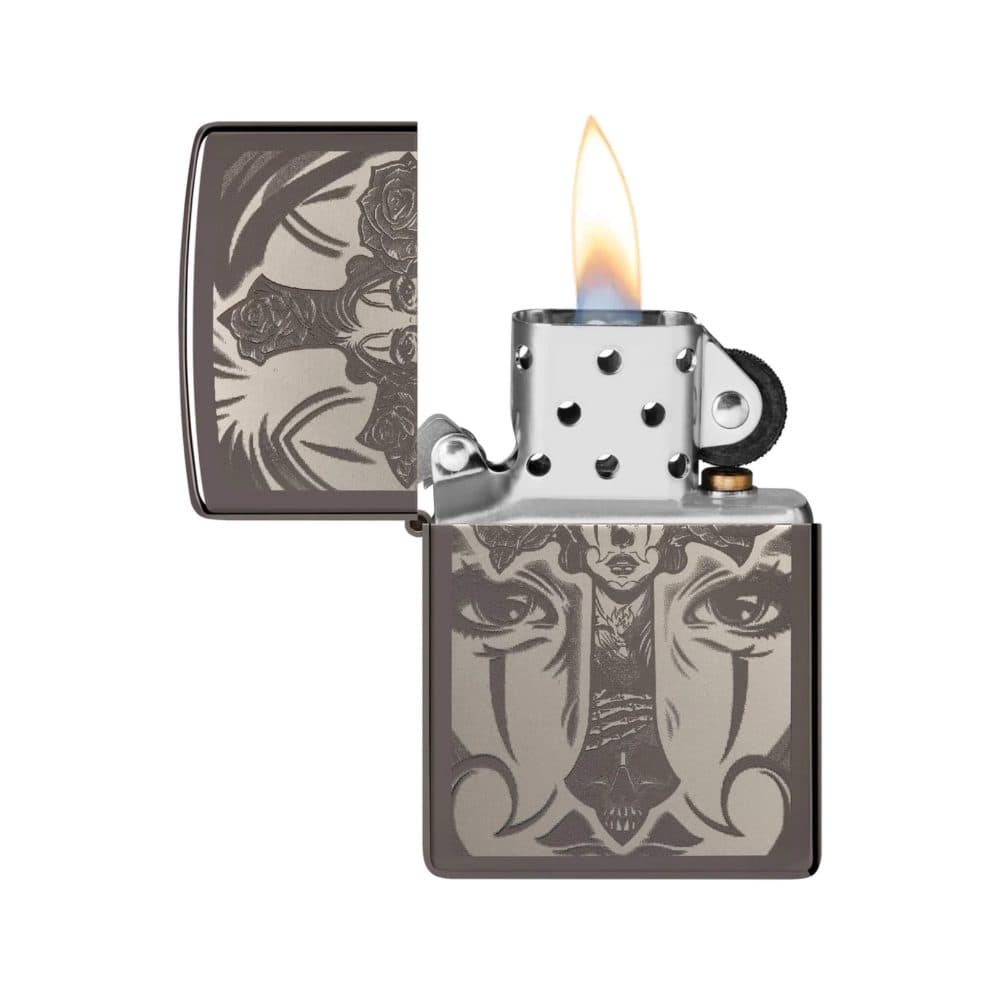 تصویر فندک Zippo مدل Skull Cross با طرح جمجمه و صلیب روی بدنه مشکی براق