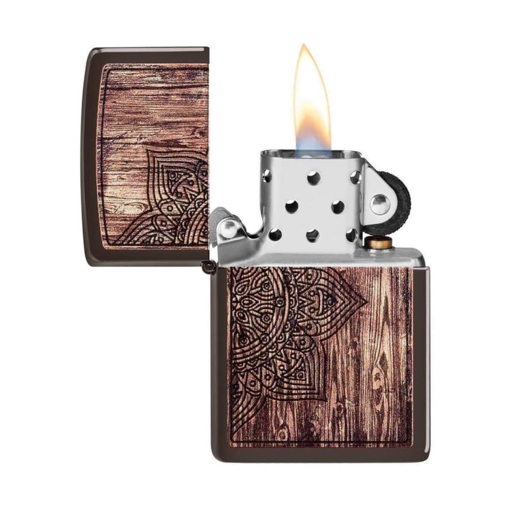 تصویر فندک Zippo مدل Wood Mandala Design با طرح ماندالا روی بدنه چوبی
