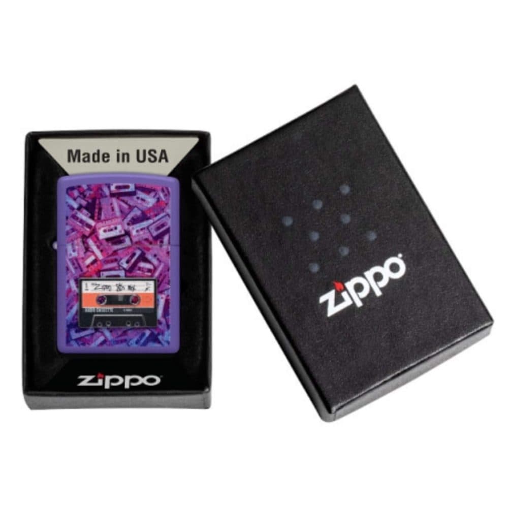 تصویر فندک Zippo مدل 80s Cassette Tape Design با طراحی نوار کاست روی بدنه بنفش مات