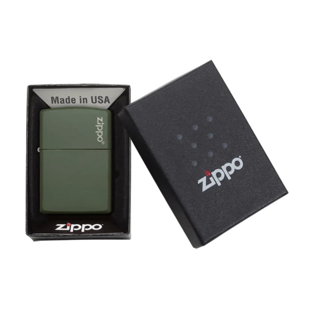تصویر فندک سبز مات Zippo با لوگوی زیپو روی بدنه