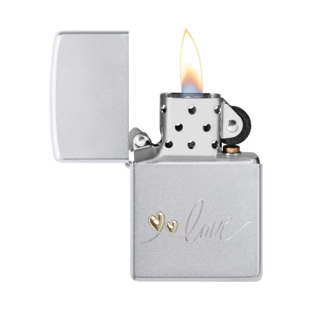 تصویر فندک Zippo با طرح Love Design و جزئیات براق