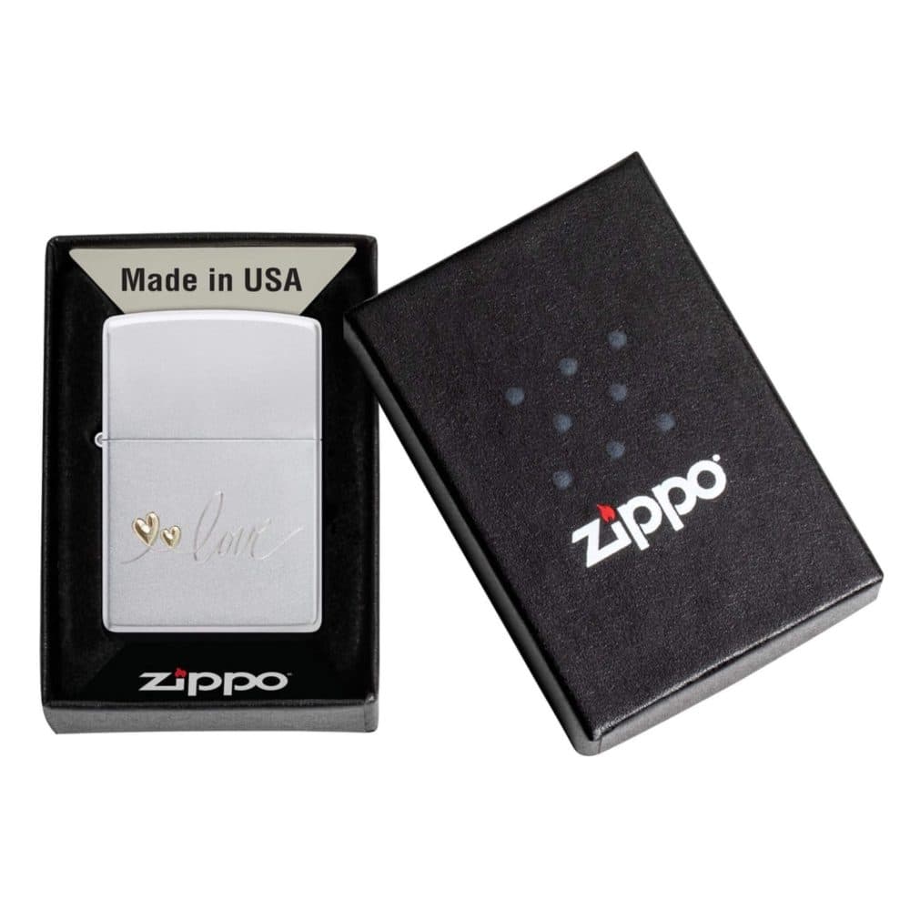 تصویر فندک Zippo با طرح Love Design و جزئیات براق
