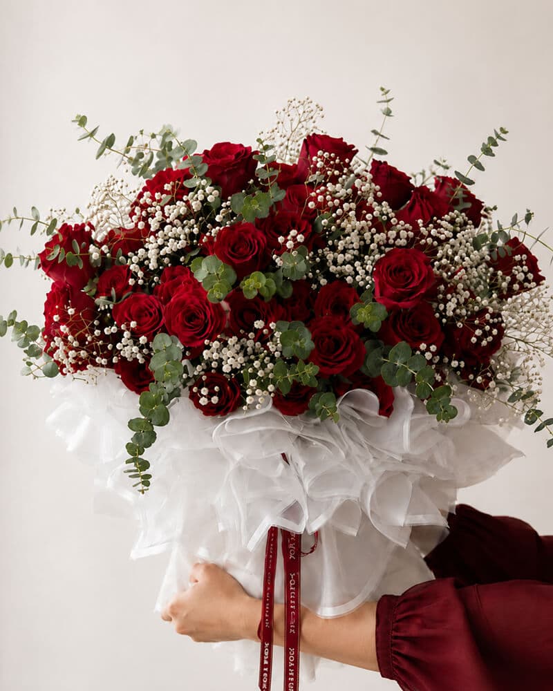 دسته‌گل رز قرمز و گل عروس کلاسیک