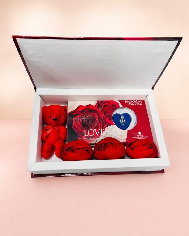 ست هدیه مروارید و گل با خرس قرمز در باکس باز