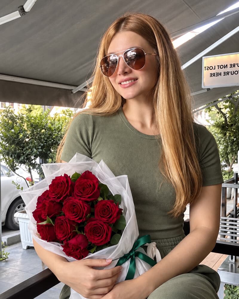 دسته گل ۱۱ شاخه رز قرمز کلاسیک